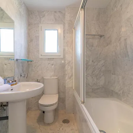 Apartamento Vacation I Beachfront Quiet With Private Access, A Minute Walk From Puerto Banus Marina, 24-7 Security And Parking Marbella